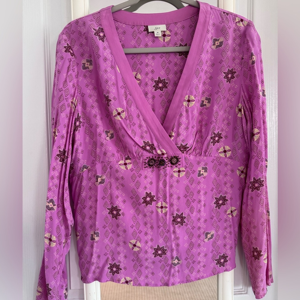 Beautiful v neck  j Jill blouse. Lovely bead detail.